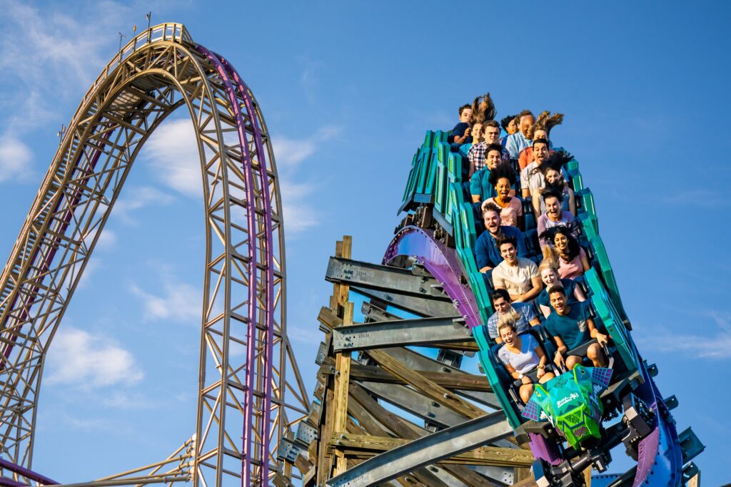A Iron Gwazi, no Busch Gardens, é uma montanha-russa que atinge até 122 km/h.