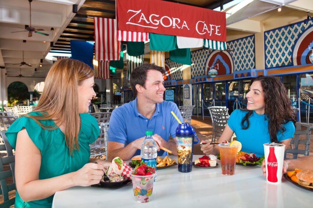 Zagora Café serve sanduíches, nuggets, saladas e doces. 