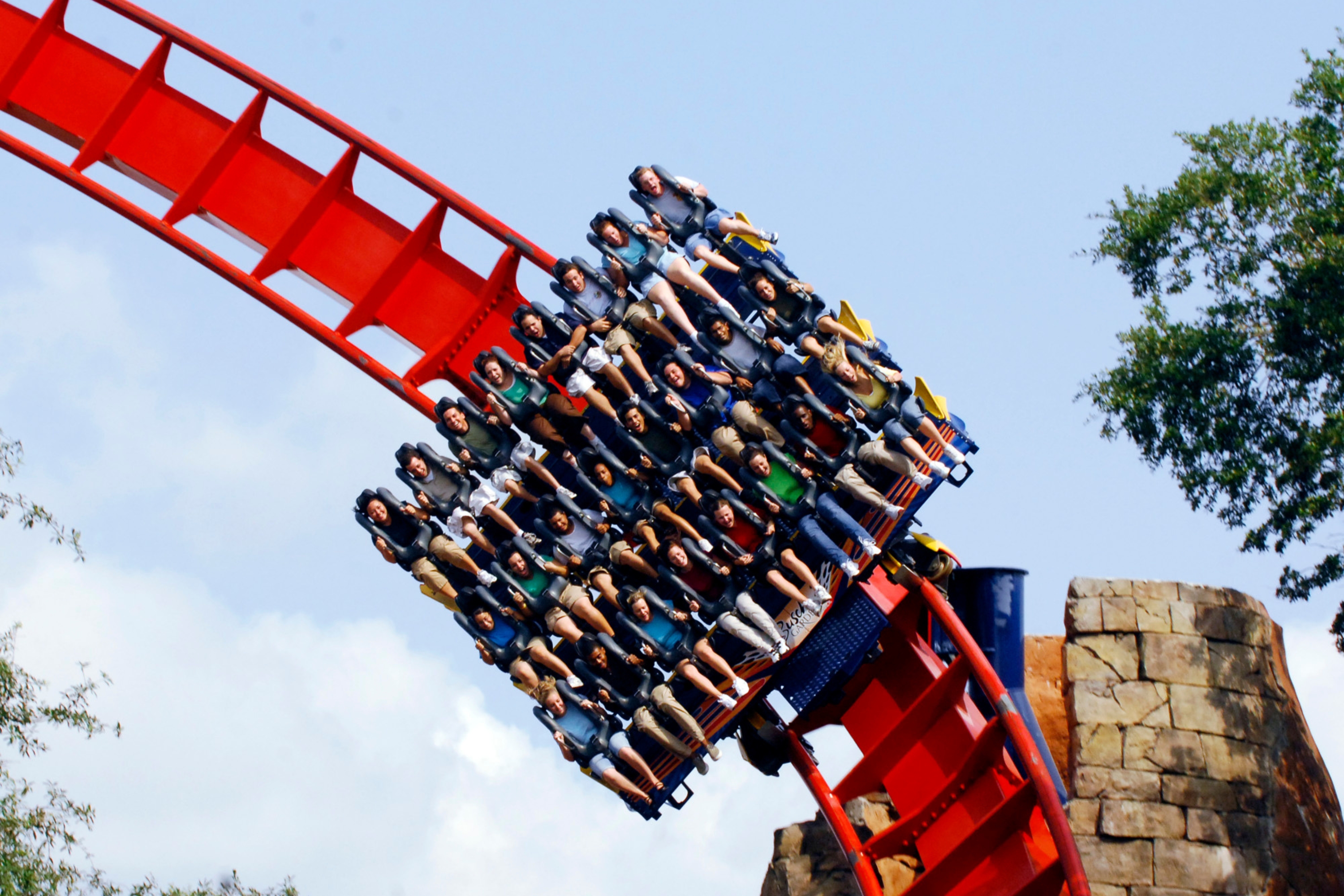 A SheiKra é famosa pela queda vertical de 60 metros e uma pausa no topo antes da descida