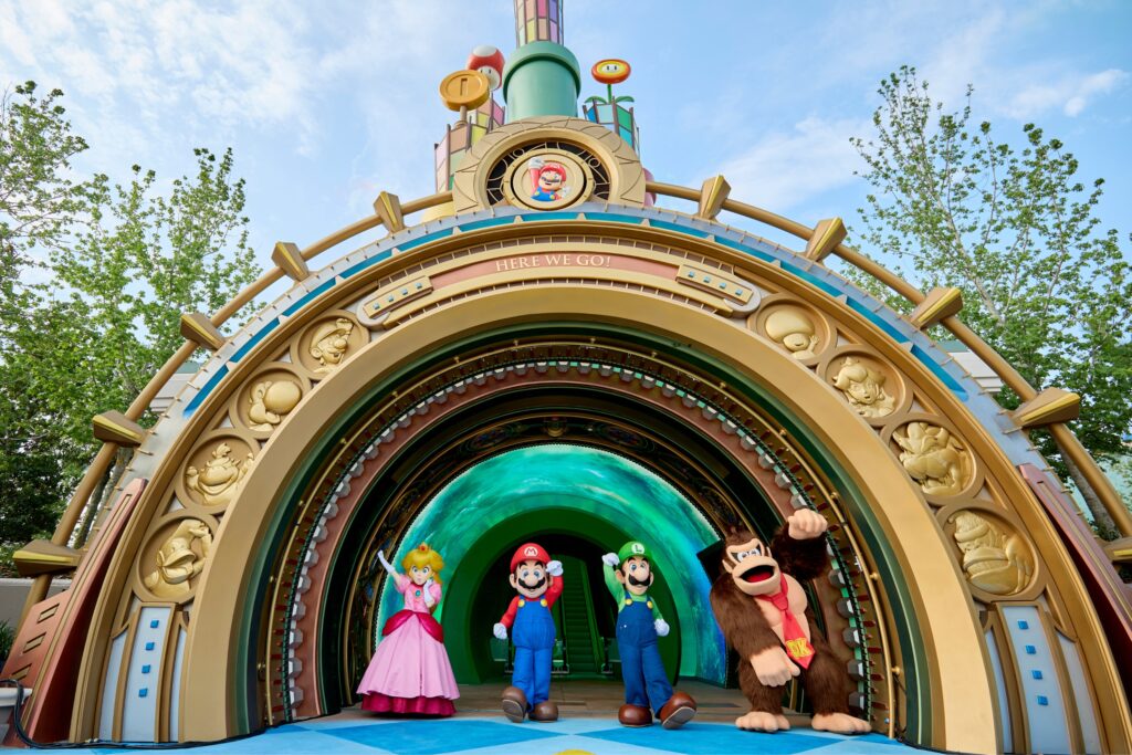 Durante o seu dia no Epic Universe, você pode conhecer diversos personagens ao visitar os mundos temáticos do parque.