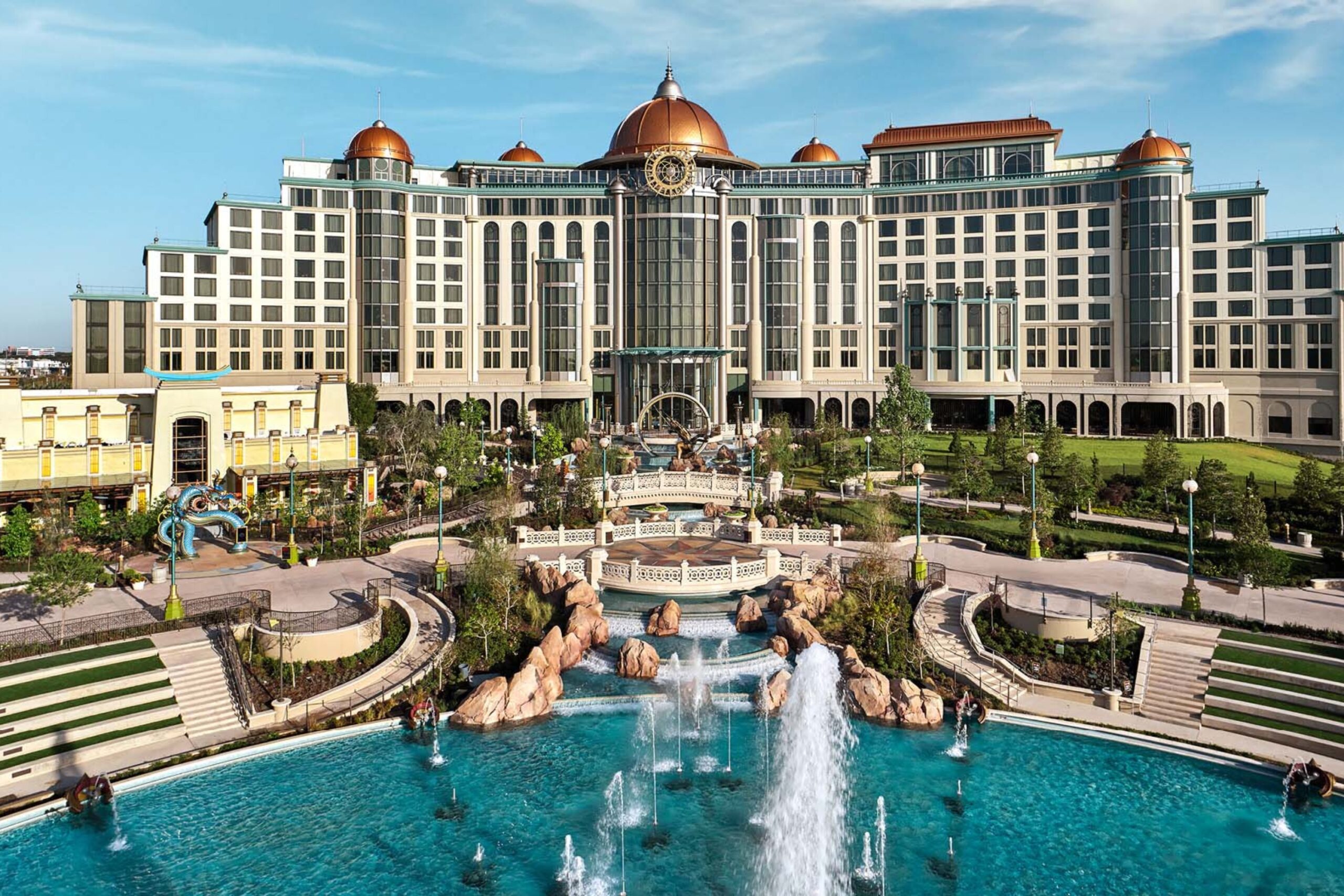 Hospedando-se no Helios Grand Hotel, você pode ficar dentro do parque e ter acesso direto e exclusivo para o Celestial Park.