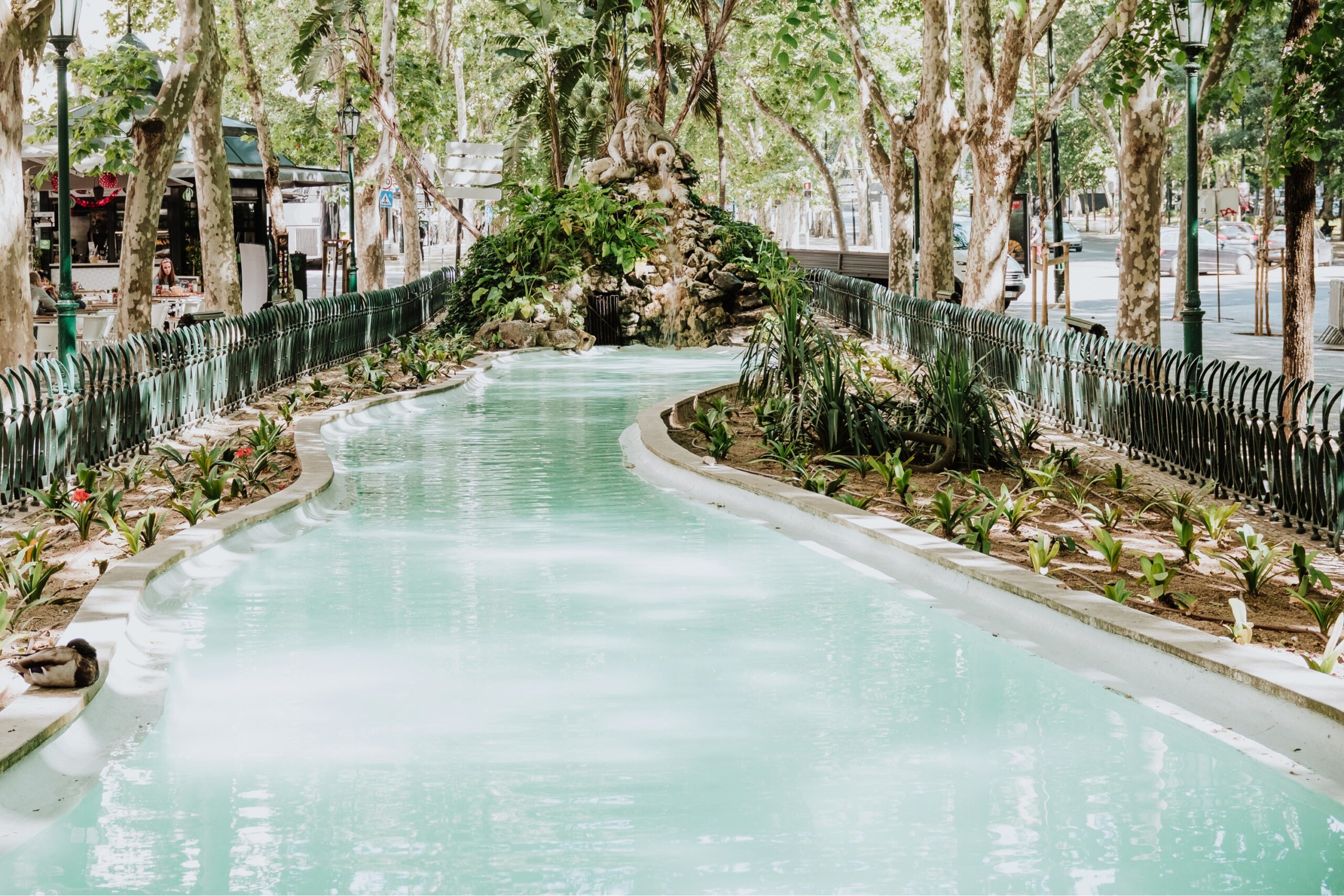 A Avenida da Liberdade é uma região com hotéis de luxo e lojas de grife.