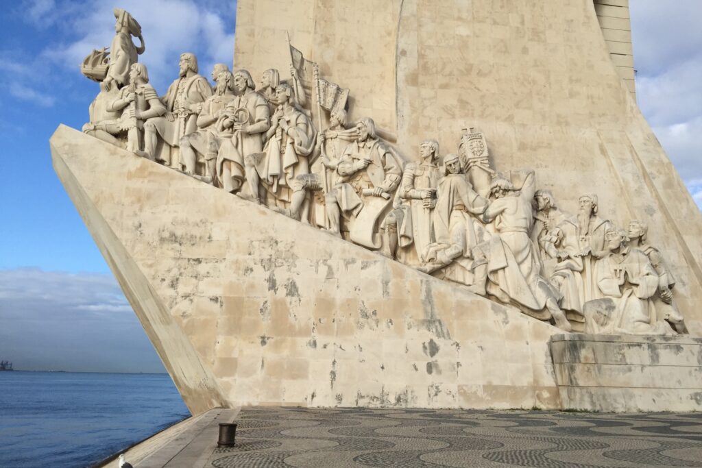 Saiba quais documentos você precisa ter em mãos para viajar a Lisboa, em Portugal.