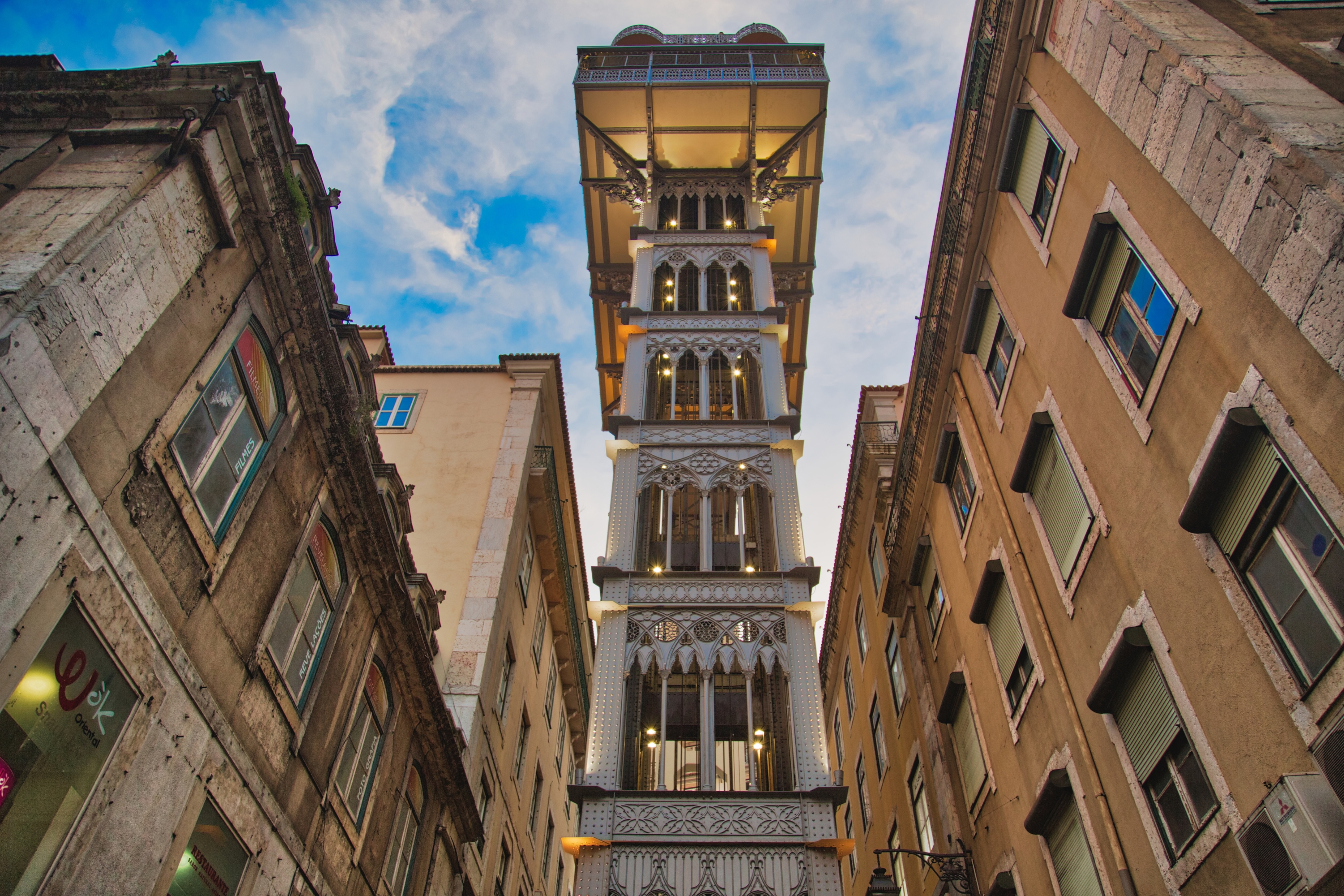 O Elevador de Santa Justa é um dos pontos turísticos mais famosos de Lisboa.