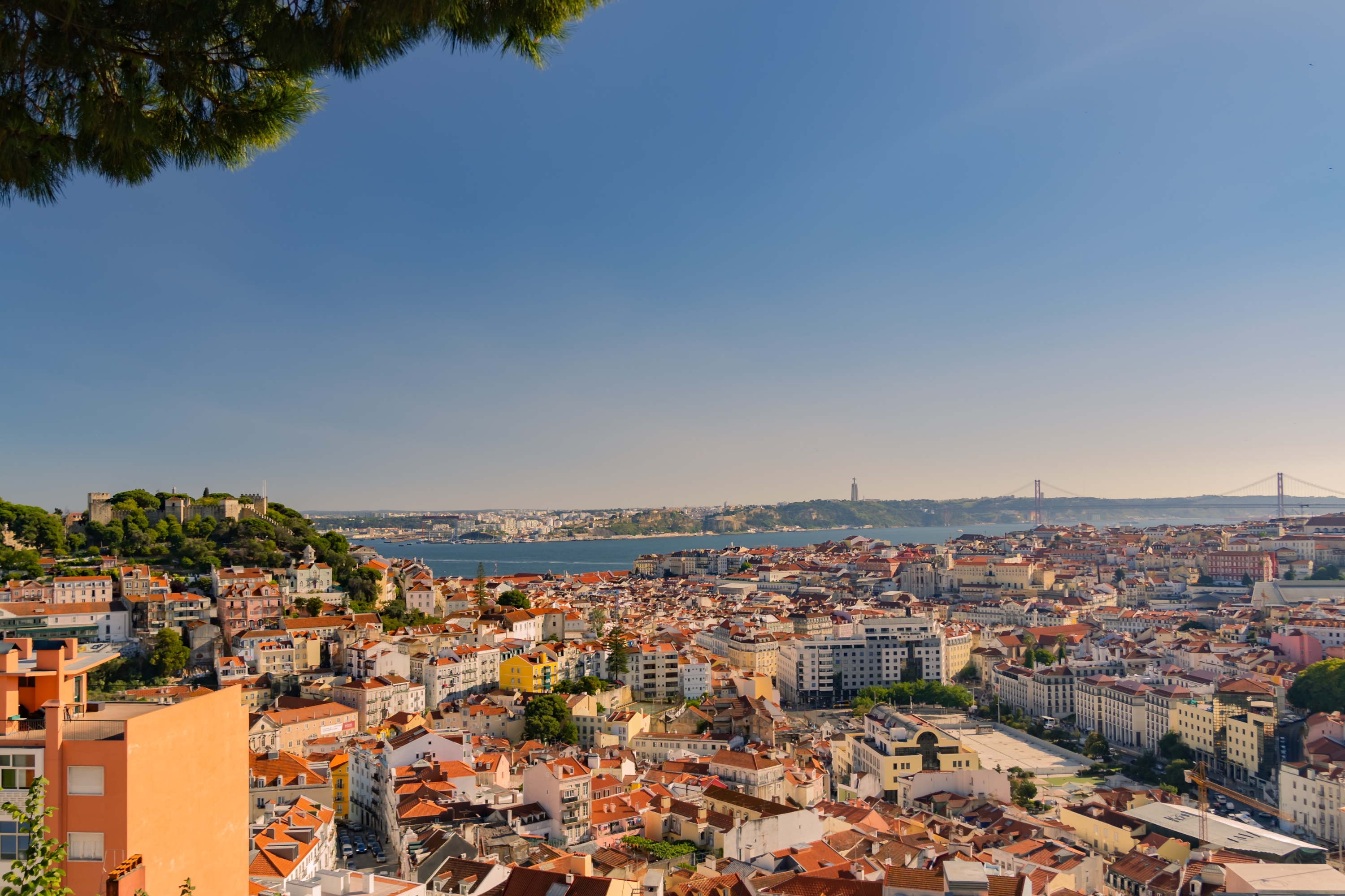 Não deixe de conferir a Cidade das 7 Colinas, como Lisboa é conhecida, por um dos seus miradouros.