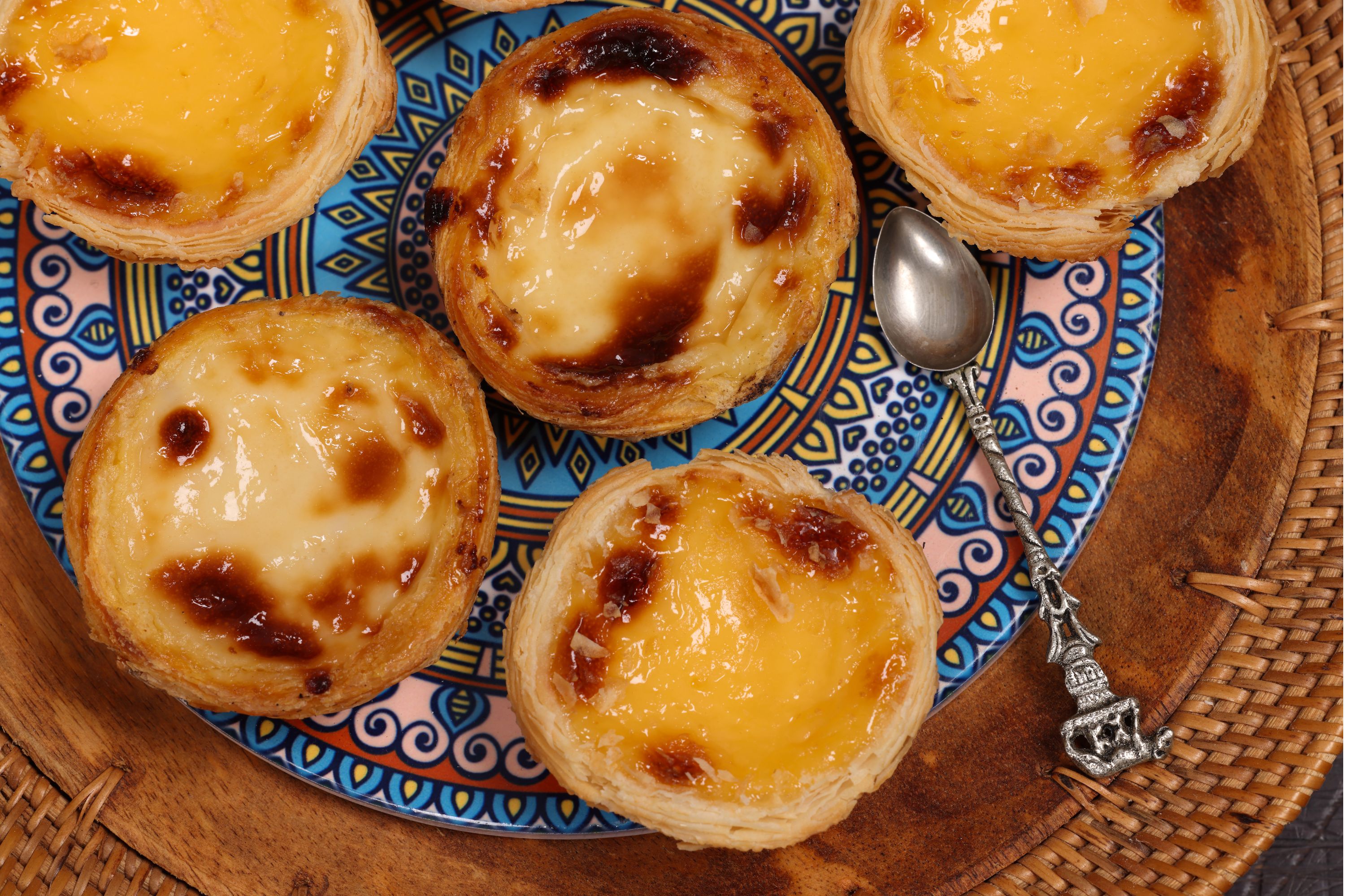 Coma um autêntico pastelzinho de Belém em Lisboa.