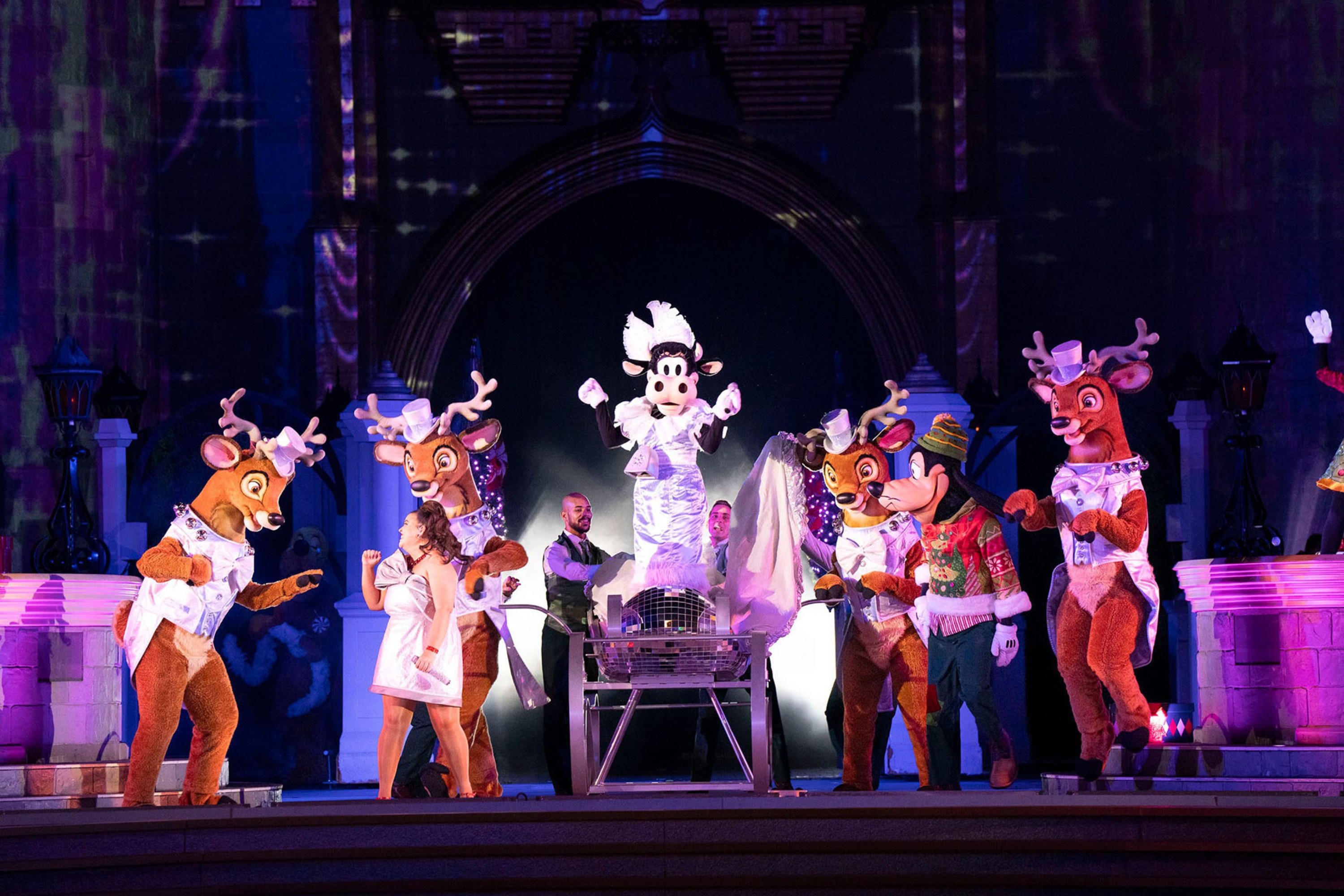 O Mickey's Most Merriest Celebration conta com diversos personagens para uma apresentação natalina cheia de vida.