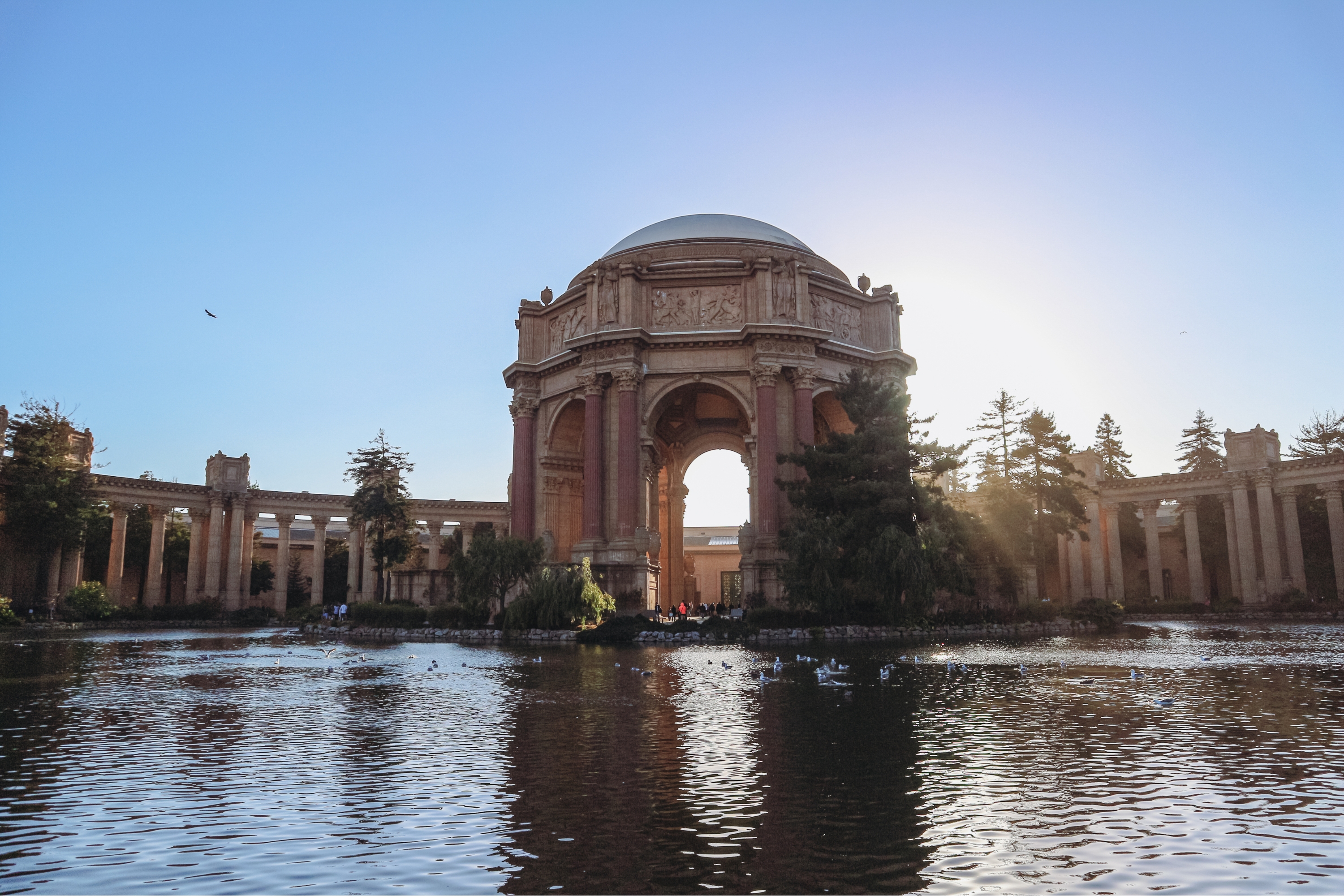 O Palace of Fine Arts e uma monumental construção greco-romana em San Francisco.