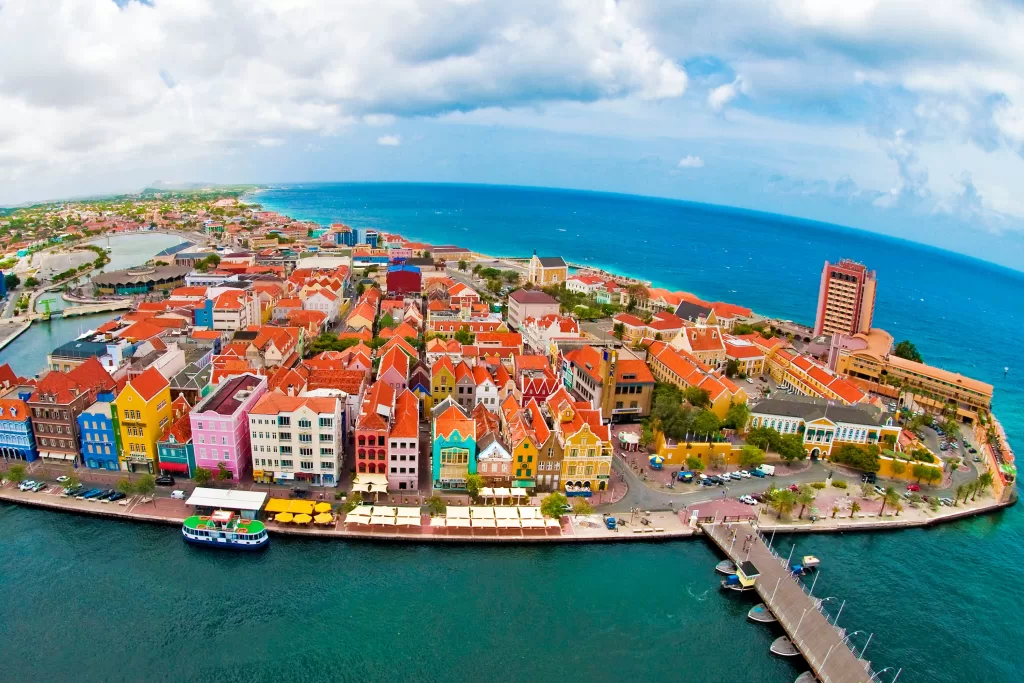 Curaçao fica perto da costa venezuelana e fora da rota dos furacões, que costumam atingir o Caribe.