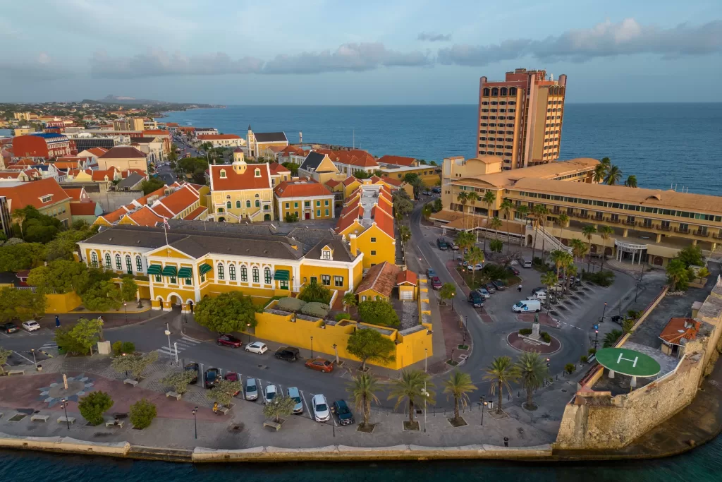 Brasileiros podem alugar um carro para dirigir em Curaçao.
