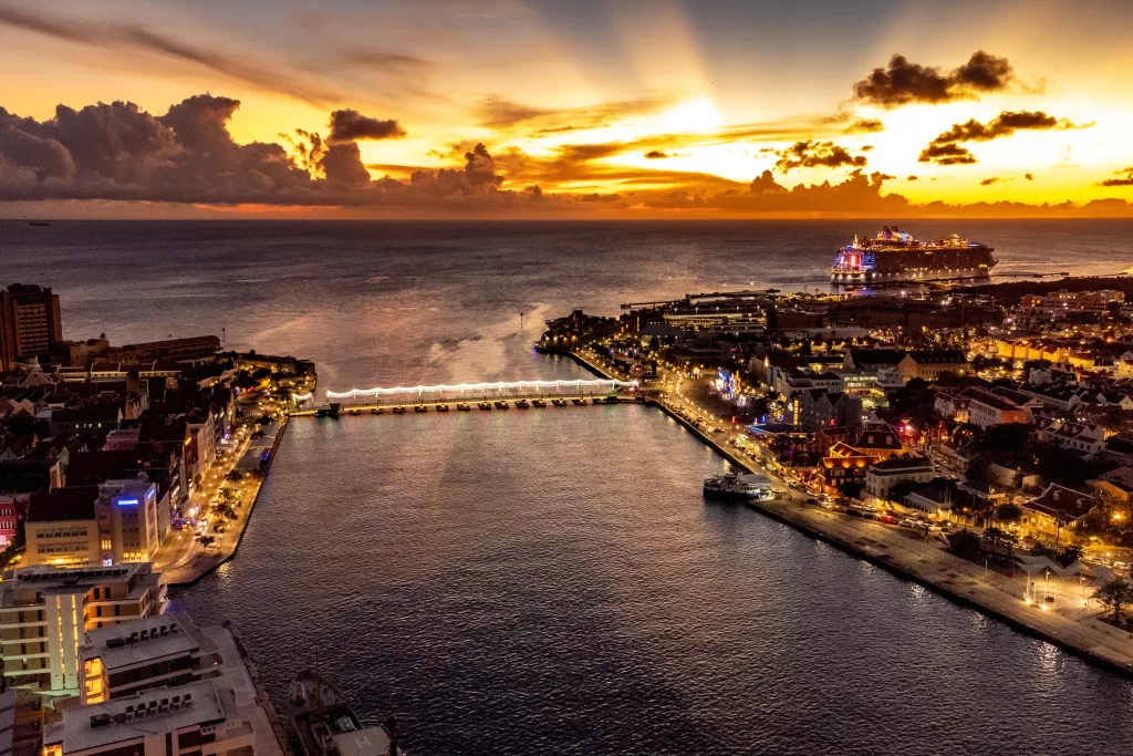 Saiba quais documentos você precisa para embarcar para Curaçao, no Caribe.