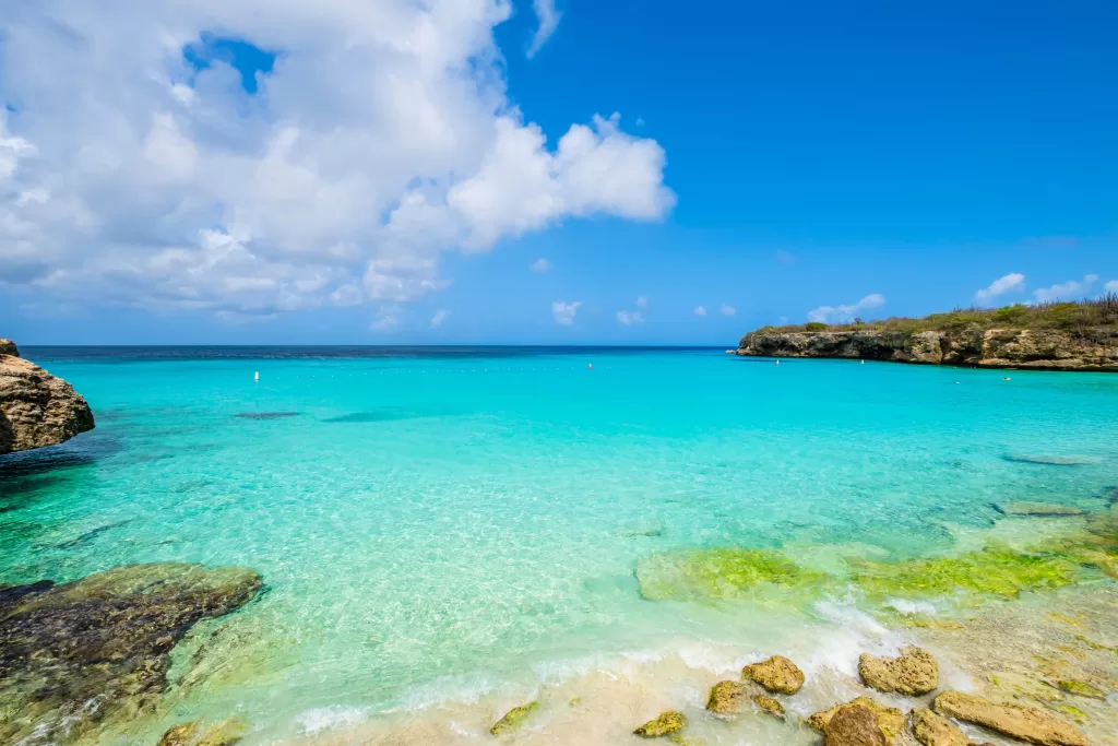 A praia Kenepa Grandi é pública e uma das mais populares em Curaçao.
