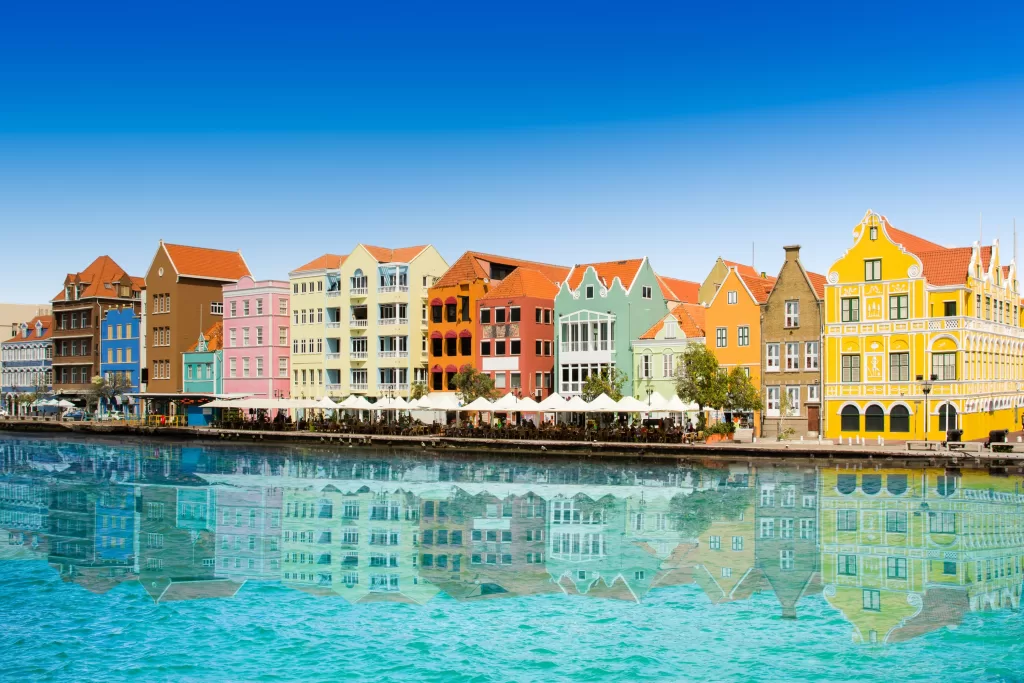Willemstad é a capital de Curaçao e tem diversas opções de passeios na capital.