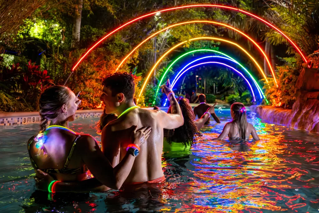 O AquaGlow é um evento noturno realizado no Aquatica Orlando.
