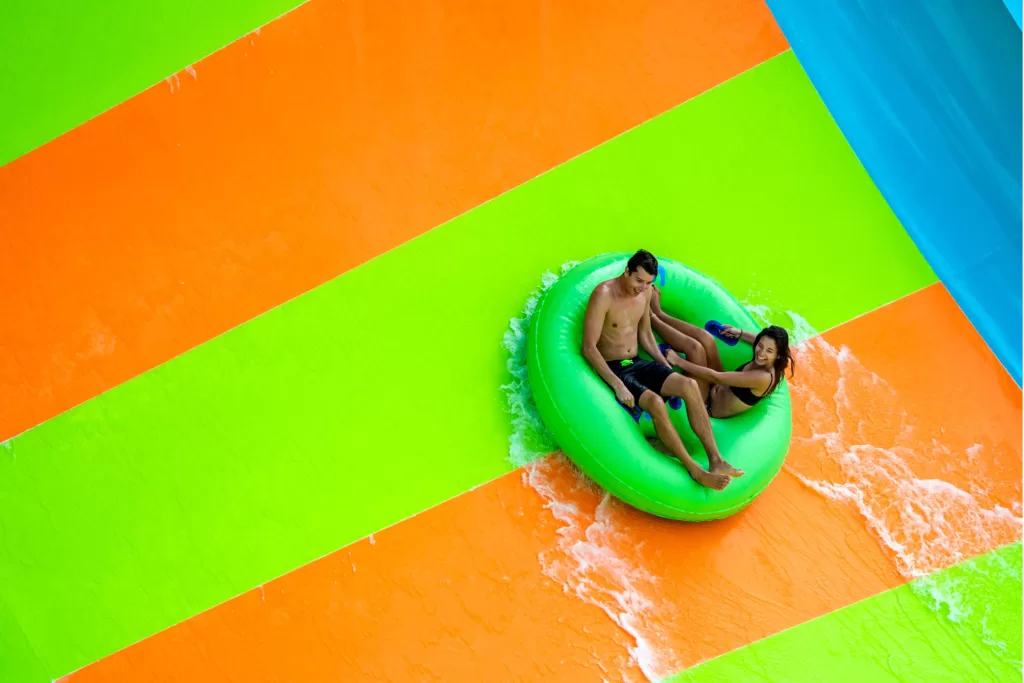 Sinta a sensação de flutuar na KareKare Curl, no Aquatica Orlando.