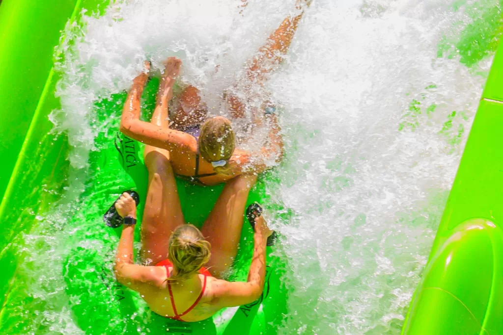 O Riptide Race é uma corrida de duplas por um toboágua radical.