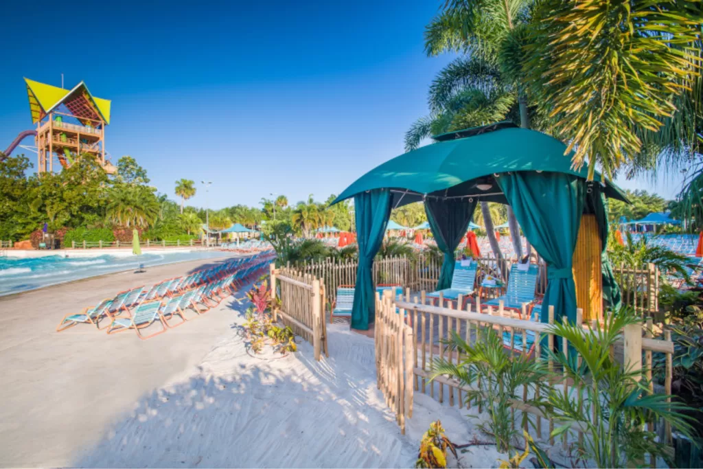 As cabanas podem ser uma boa conveniência para famílias que passam um dia no Aquatica Orlando.