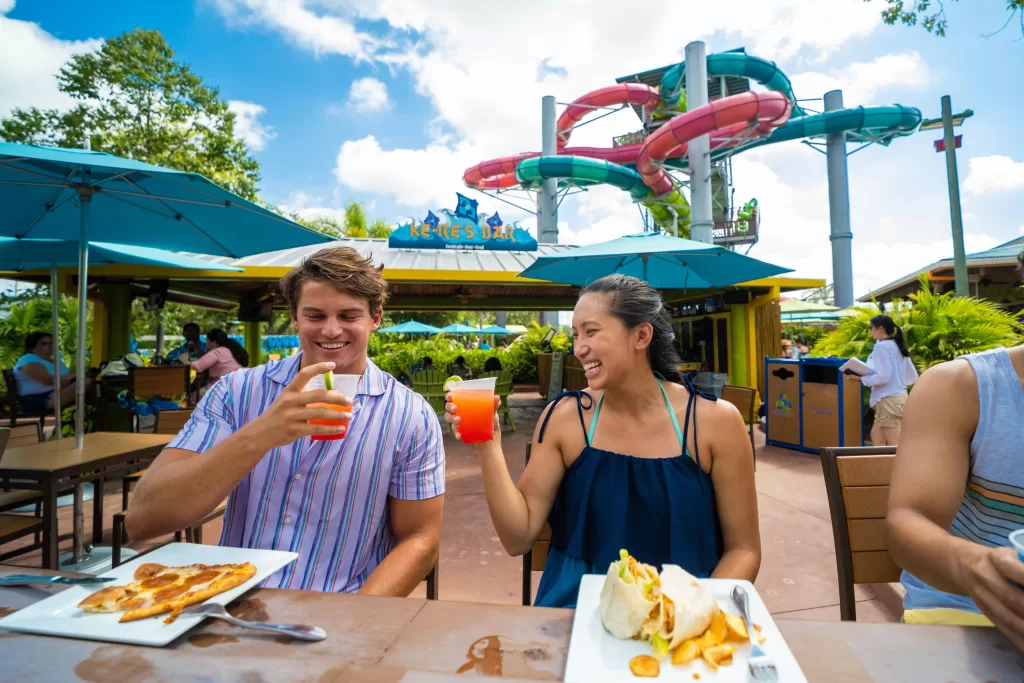 O Aquatica Orlando conta com várias opções de restaurantes dentro do parque aquático.