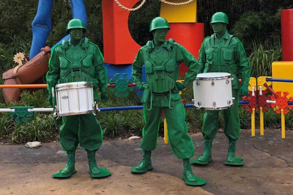 O Green Army Drum Corps acontece durante o dia na Toy Story Land.