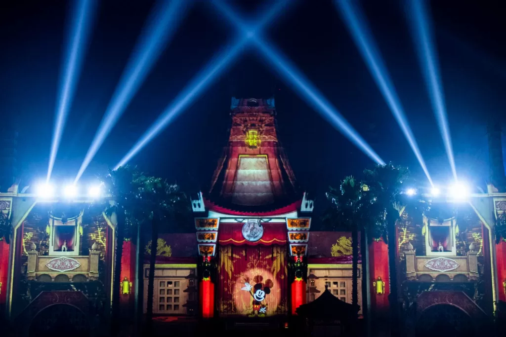O Chinese Theatre fica todo iluminado e colorido com o espetáculo Wonderful World of Imagination.