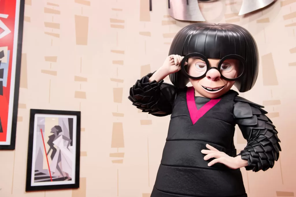 Conheça alguns dos seus personagens preferidos da Pixar no Pixar Plaza.