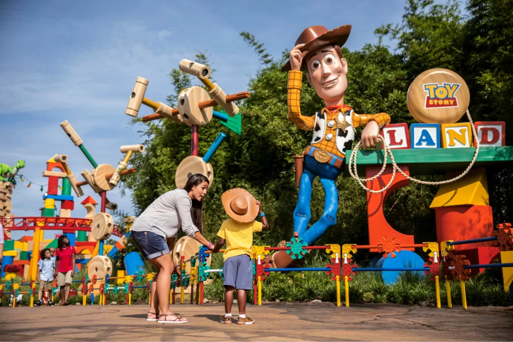 Na Toy Story Land, você vai se sentir no quintal do Andy.