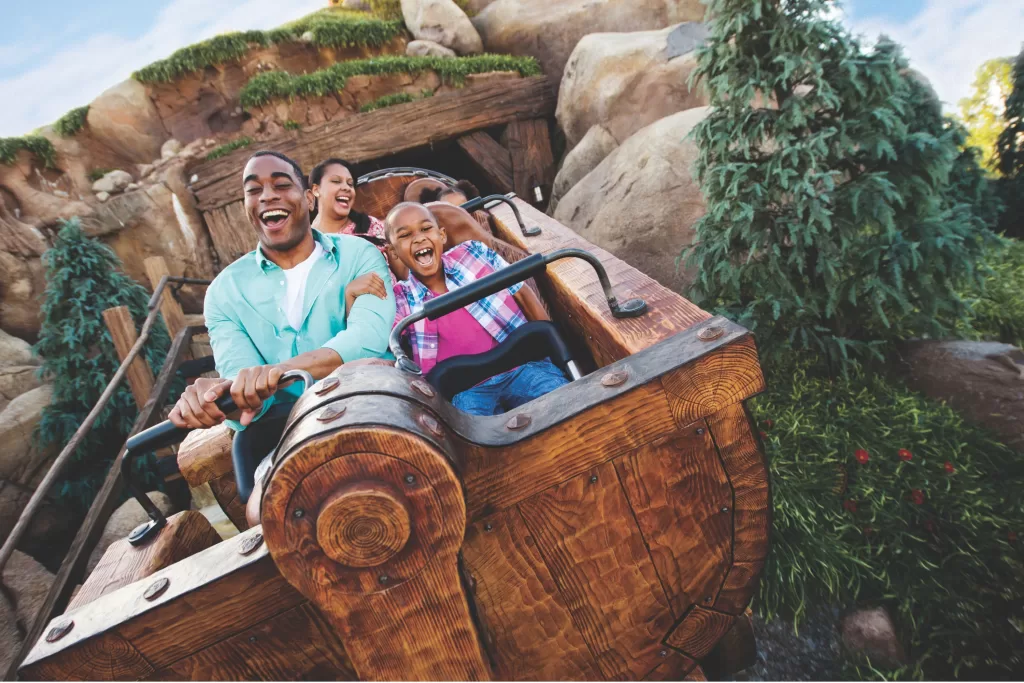 A Seven Dwarfs Mine Train é uma das atrações especiais da Fantasyland.