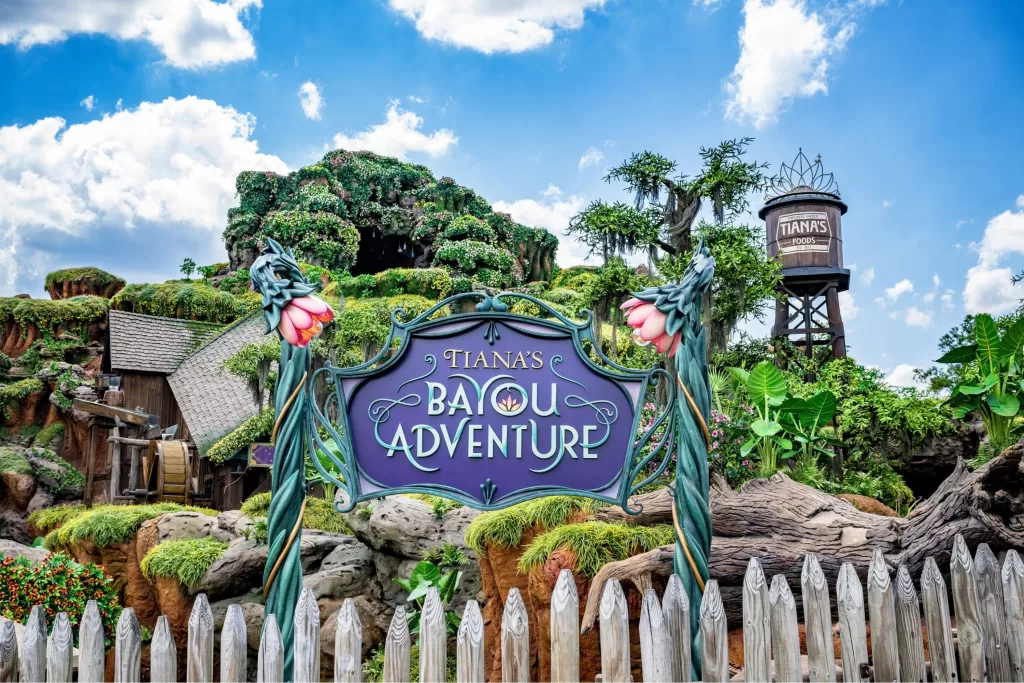 Na Frontierland você encontra a Tiana's Bayou Adventure.