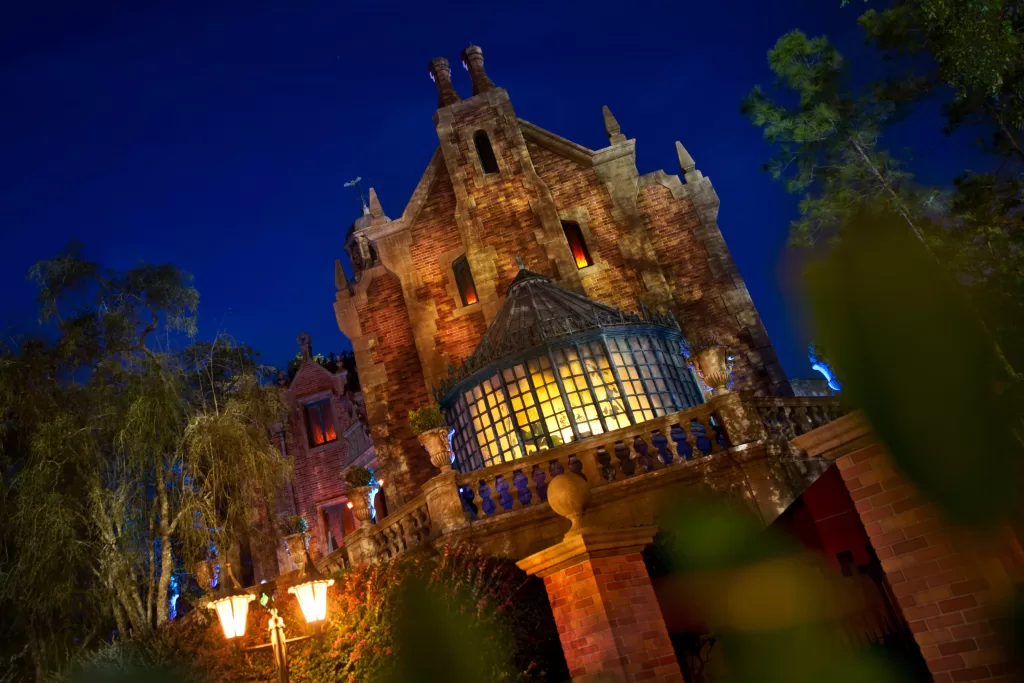 A Haunted Mansion é uma das atrações clássicas do Magic Kingdom, localizada na Liberty Square.