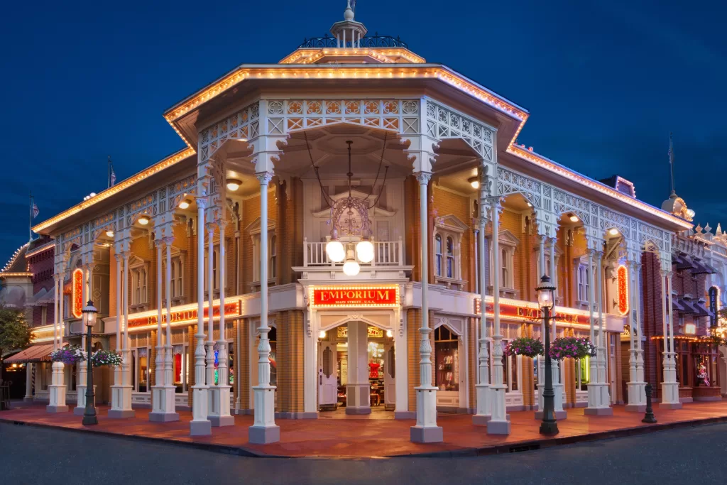 A Main Street U.S.A. é uma das seis áreas temáticas do Magic Kingdom.