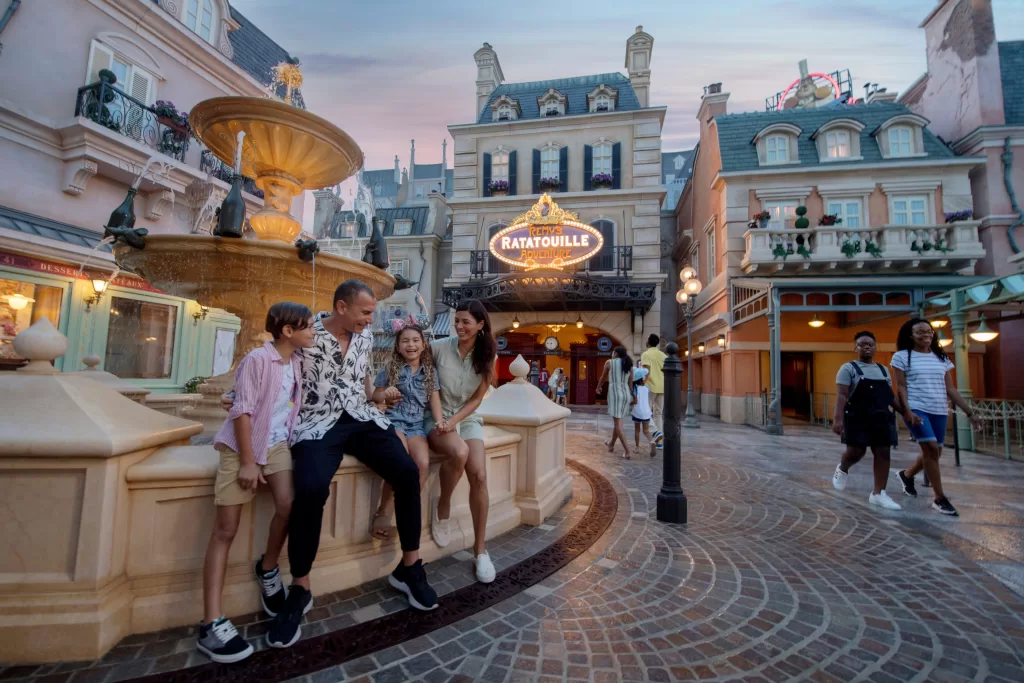 No PAvilhão da França, no EPCOT, você encontra a atração de Ratatouille.