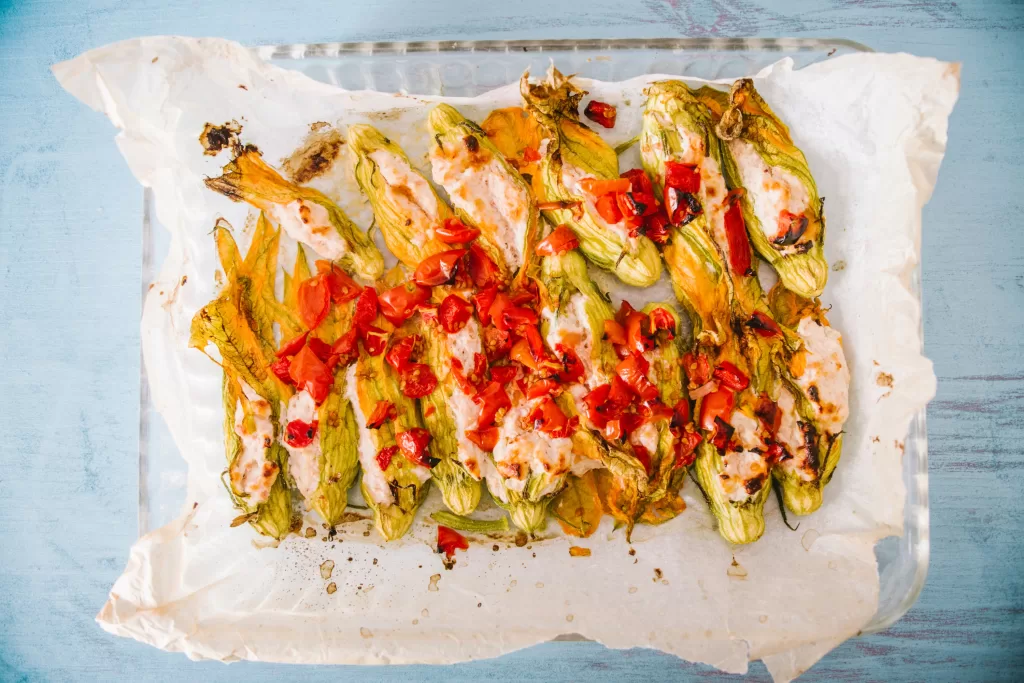 Fiori di zucca ripieni é daqueles pratos inusitados e saborosos de Roma!