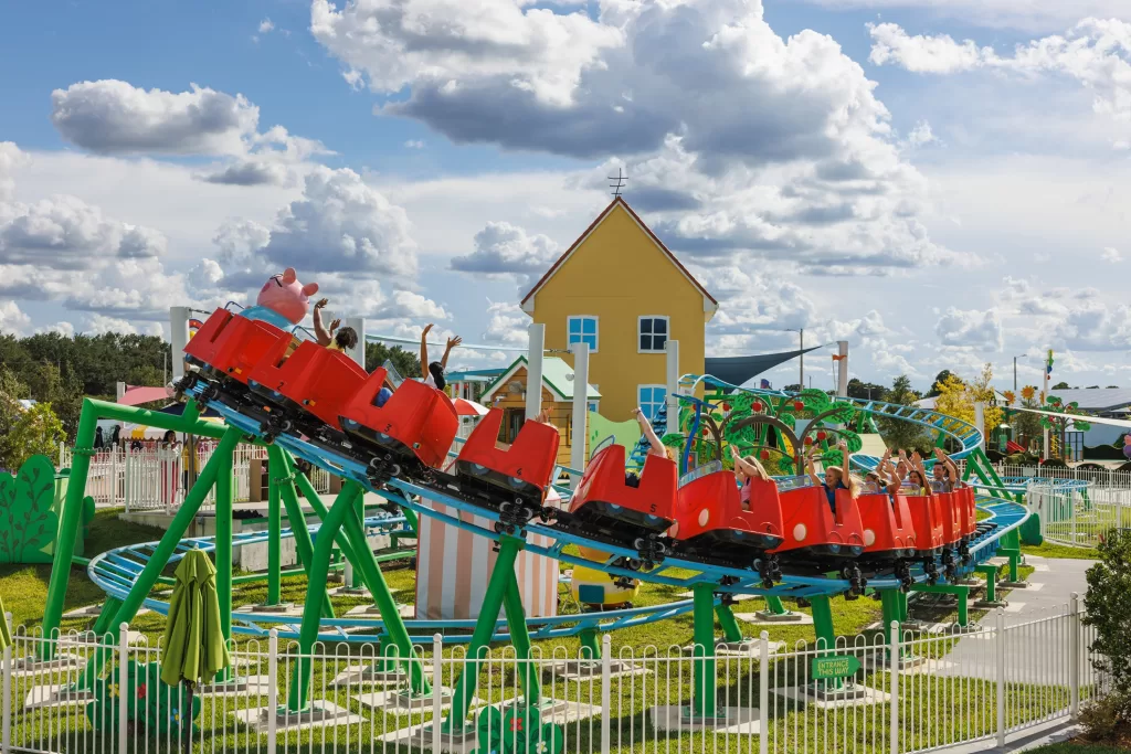 As atrações no parque da Peppa Pig são voltadas para criancinhas pequenas.