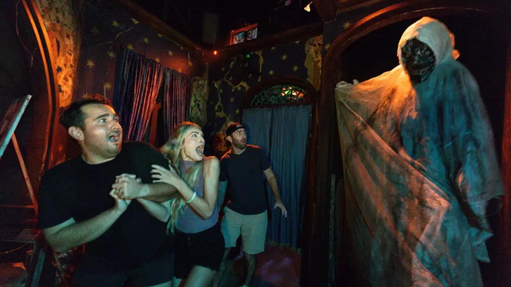 Saiba tudo sobre a noite mais aterrorizante do ano no Guia Halloween Horror Nights da VMZ Viagens!