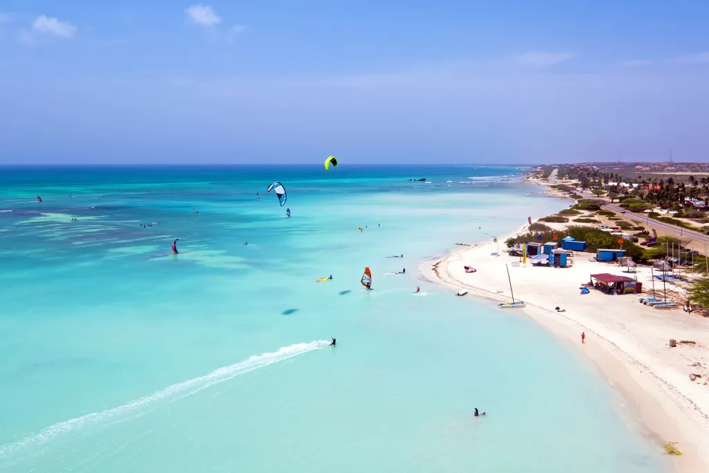 Uma vez em Aruba, aproveite as praias do país!