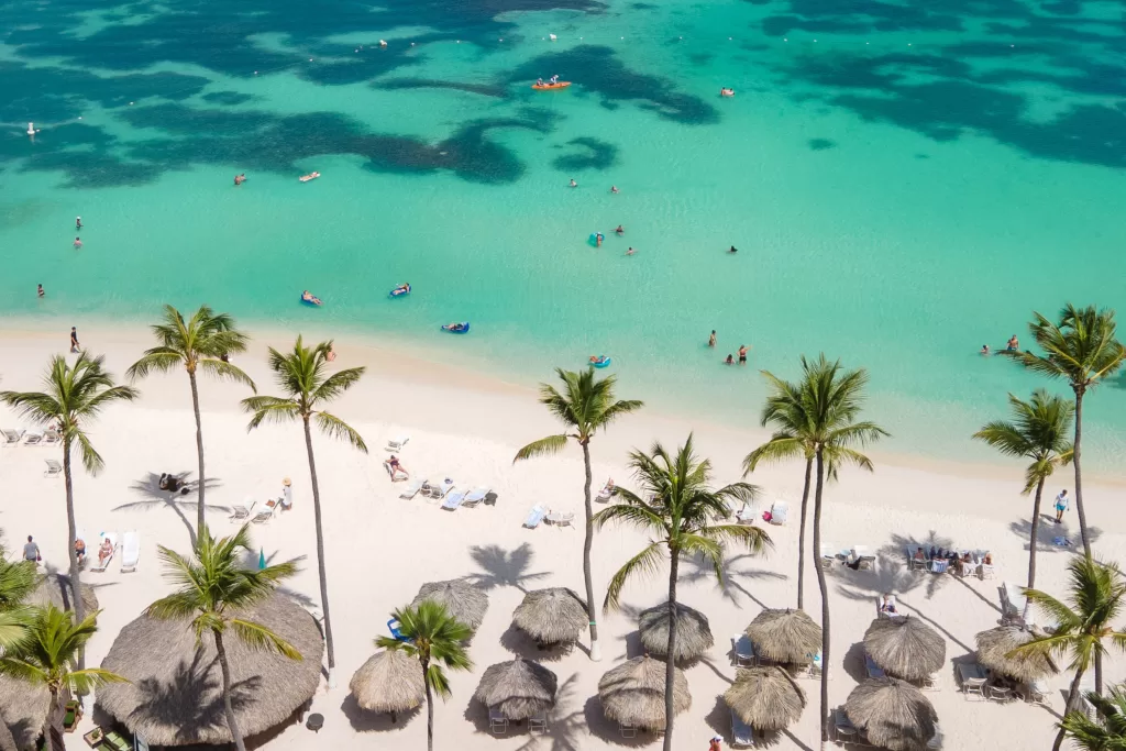 Aproveite a estadia em Aruba e aproveite o mar tranquilo e as areias branquinhas.