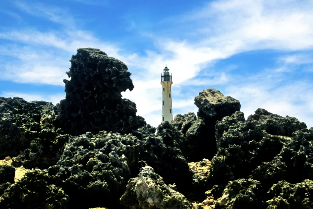O farol Califórnia é um ícones de Aruba e fica mais bonito ao pôr do sol.