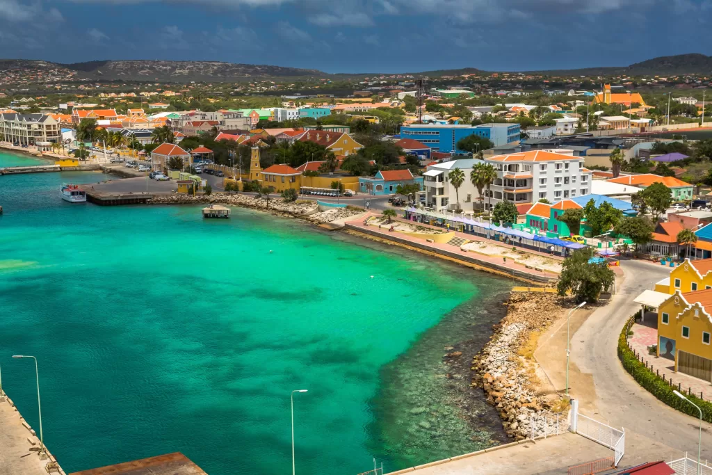 Bonaire fica pertinho de Curaçao e Aruba, também ao sul do Caribe.