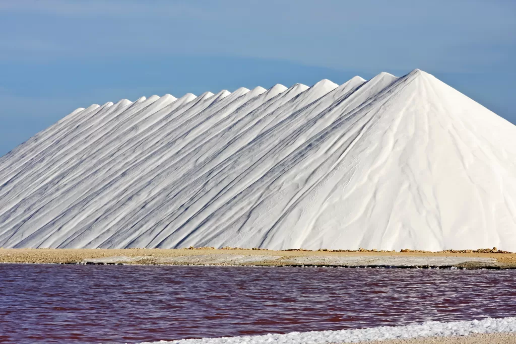 As salinas são parte importante da economia da ilha.