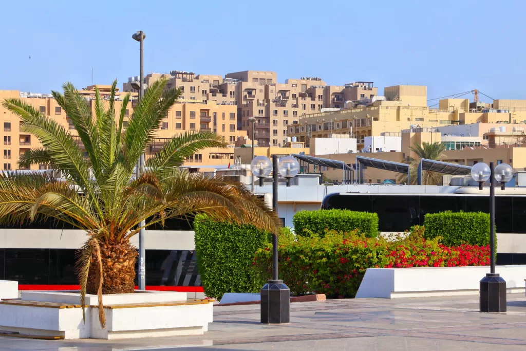 Em Deira, você encontra hospedagens mais acessíveis em Dubai e uma imersão na cultura local.