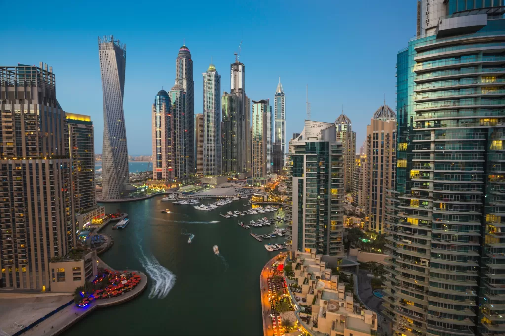 Para quem não tem problemas com o investimento, a hospedagem em Dubai Marina vale muito a pena pelo luxo e conforto que oferece.