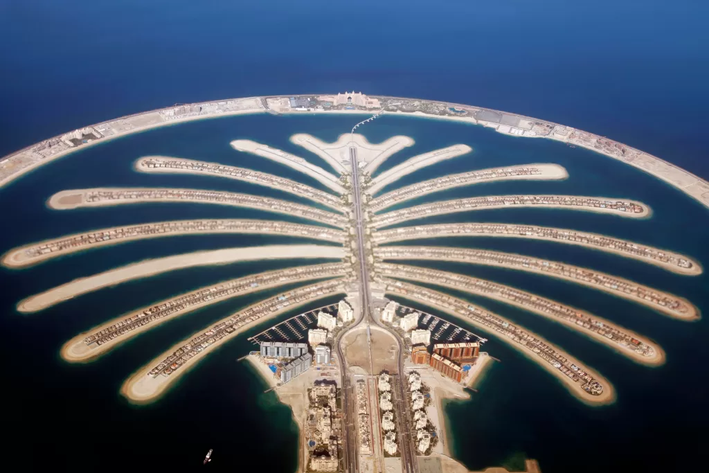 A ilha artificial de Palm Jumeirah é sinônimo de hotéis de luxo e resorts exclusivos.