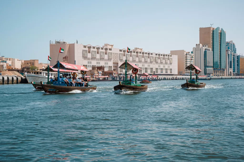 Passeio de barco (abra), em Dubai.