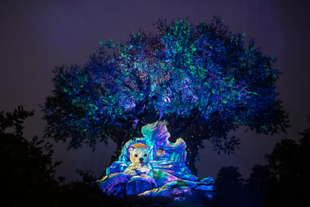 Nos primeiros momentos do anoitecer, assista ao Tree of Life Awakenings, no Animal Kingdom.