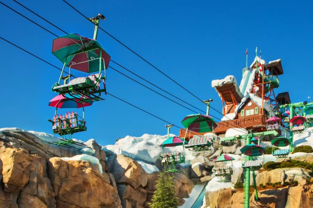 O chairlift é um teleférico colorido que faz o transporte dos hóspedes até o topo do Monte Gushmore.