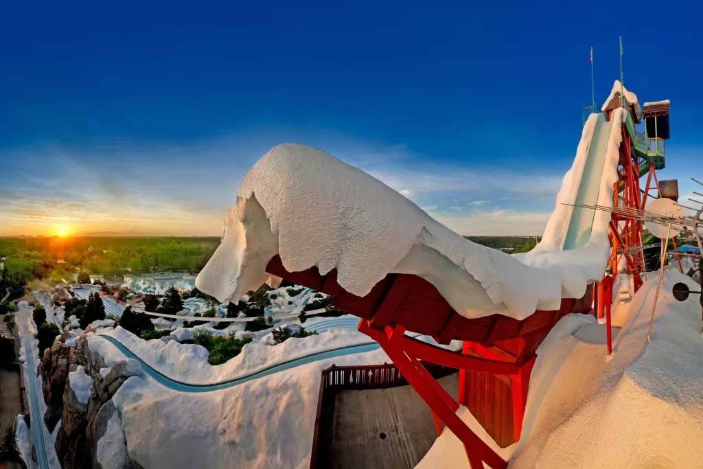 Conheça a história do Blizzard Beach, o parque aquático que surgiu depois de uma "nevasca" na Flórida.