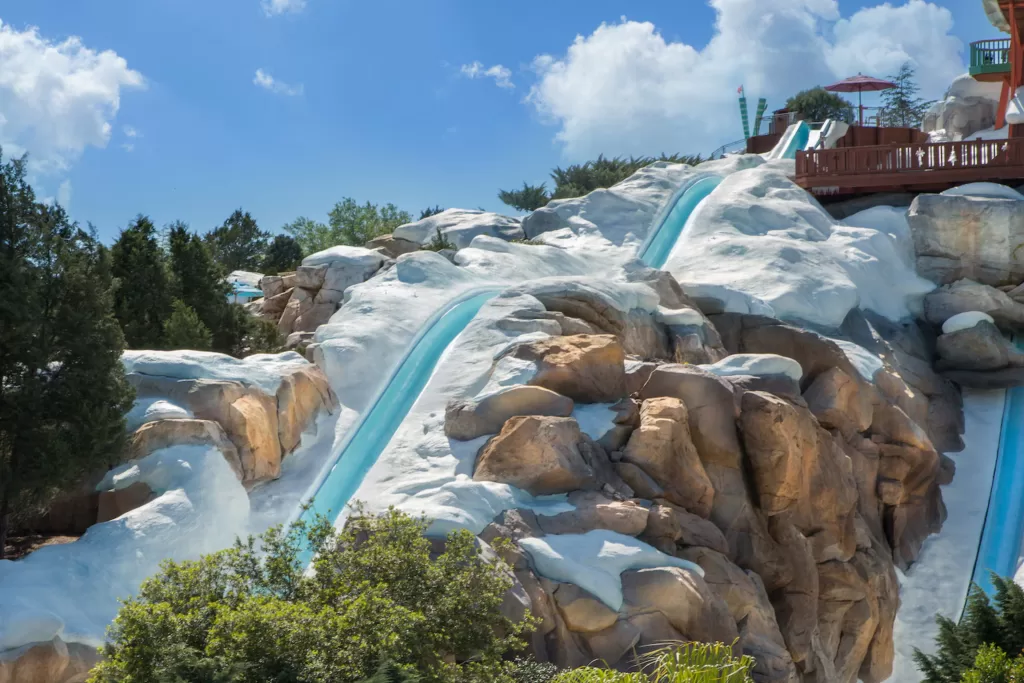 Irmão do Summit Plummet, o Slush Gusher é menos radical, mas ainda emocionante.