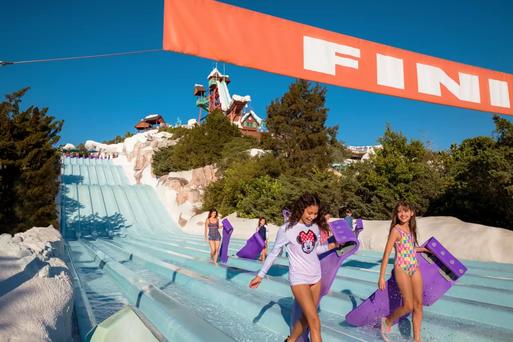 O Tobbogan Racers é uma atração do Blizzard Beach para disputar uma "corrida aquática" com os amigos.