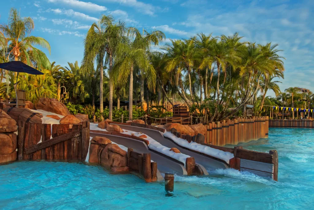 Bay Slides são dois toboáguas pequenos, voltados para crianças.