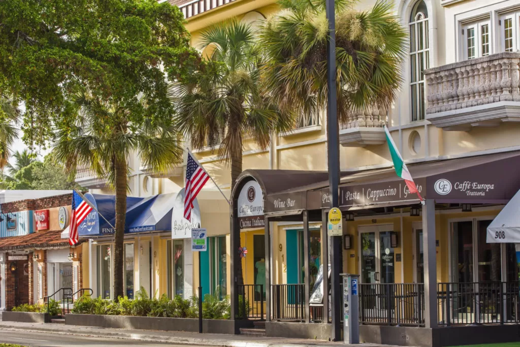 Passeie pela Las Olas Boulevard e explore restaurantes, lojas de grife e galerias de arte.